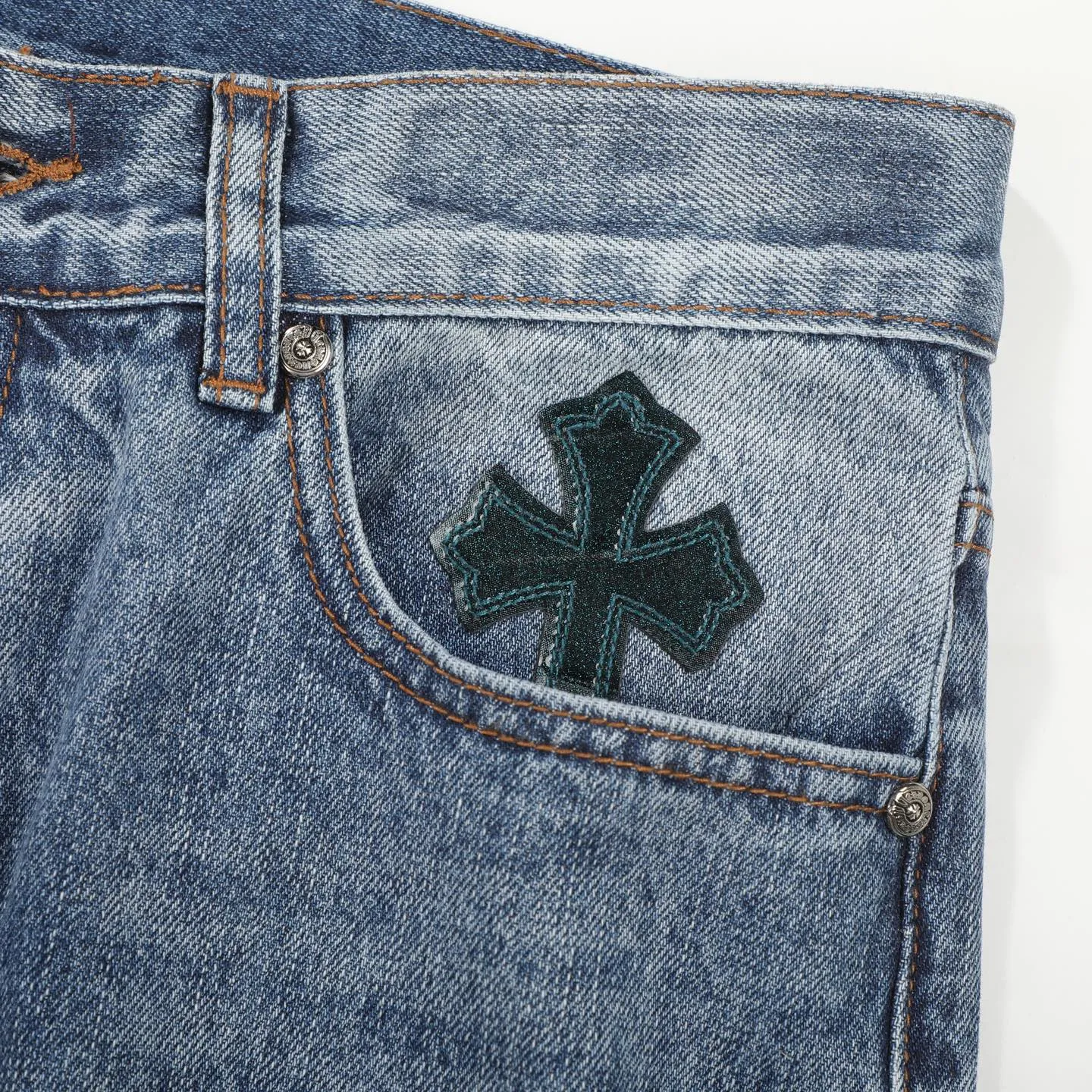 P280 Chromehearts washed blue ripped starry sky leather jeans adopt starry sky theme leather elements, mostly presented in the shape of a cross, with glitter on the leather surface. Unique design, simple and elegant details, exquisite workmanship, the entire trousers are neatly routed, and the details are in place! Ceiling-level jeans, a pair that is hard to find at the counter. About Zangyin, this is an extremely luxurious fashion brand that can also be called the aristocrat of the high street. It has always been an exclusive brand for some hipsters or the rich second generation. It is more luxurious and noble than ordinary high streets. It is more fashionable and individual than luxury brands. Top heavy industry fashion design has always been created in high street luxury style. Speaking of this style, Zangyin family and GU family are definitely the leading representative brands, especially the Zangyin family's creation of high street style. It has really achieved a state-of-the-art effect. The color system of this model is made of unique washed materials. It is already quite eye-catching. It is decorated with pink patchwork cross flowers, which cleverly highlights the charm of the brand. Secondly, this model adopts a classic high-waist cutting design, which highlights the long legs and fashionable temperament of the upper body. The brand is highly recognizable and the slim-fitting configuration is more suitable for daily wear. Personality, fashion, and specification interpretation are all at a glance. Needless to say, materials and craftsmanship. As an excellent craftsman brand, Zangyin’s requirements for details and craftsmanship are really perfect. The washed color of this model has gone through a lot of processes, not to mention the embellishment of the denim appliqués. It is also purely hand-made and sewn. Just like what they believe in, only hand-made things have soul and have the meaning of wearing. A top-notch heavy-duty fashionable denim item. Recommended by both hands. Size: 28/30/32/34/36 Waist: 73/78/83/88/93 Knee: 52/53.5/55/56.5/58 Pants length: 100/102/104/106/108